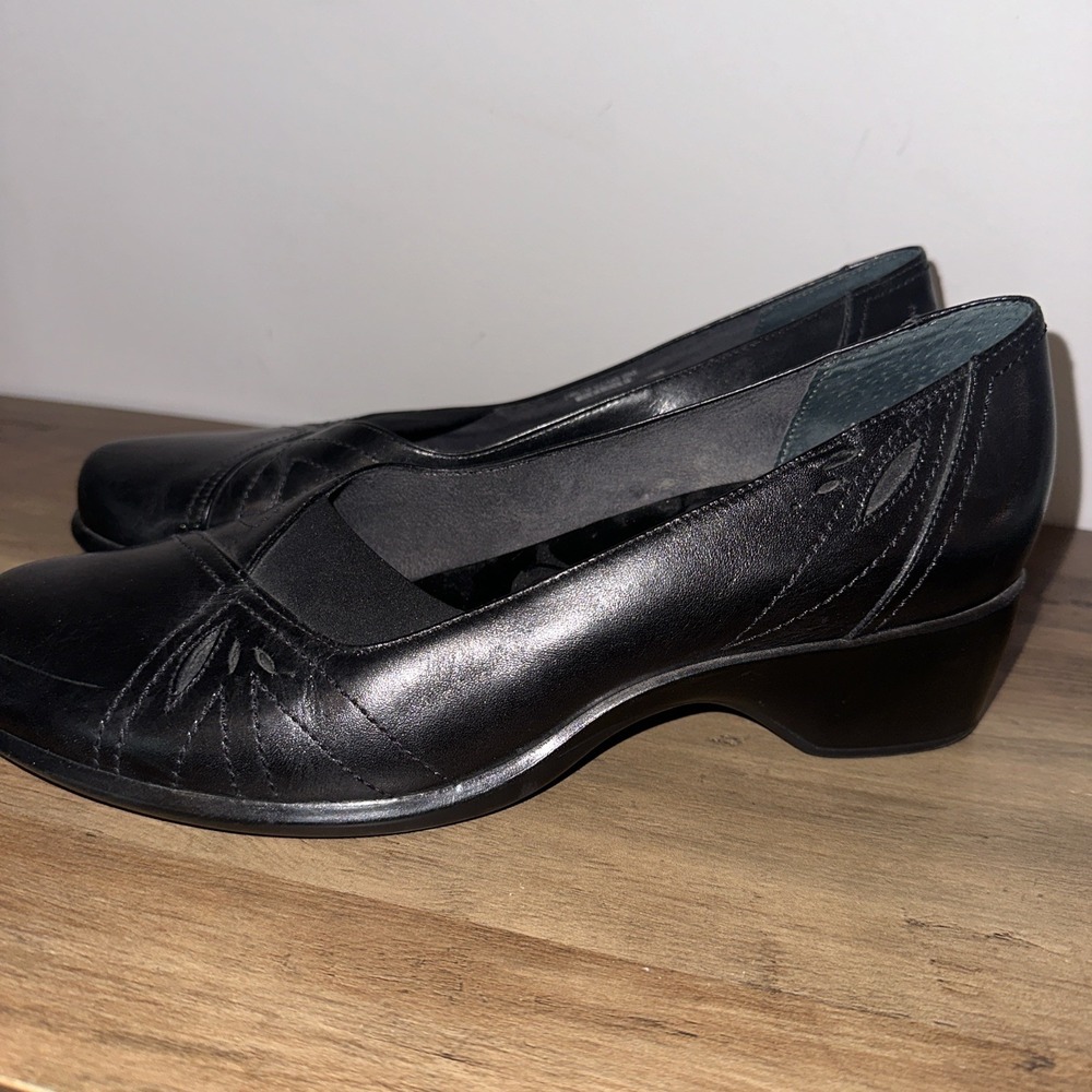 Clarks Artisan Sz 8 Black Leather Cutout Loafers 1 1/2" Heel‎ Elastic Accent